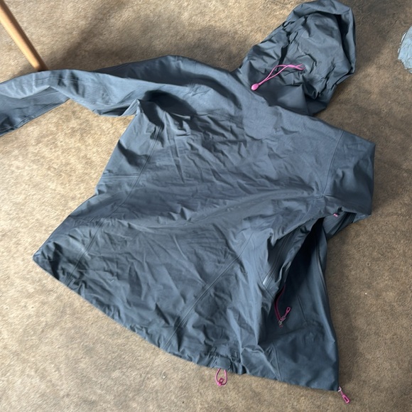 Patagonia Gortex bibs and jacket. Like new - Picture 11 of 11